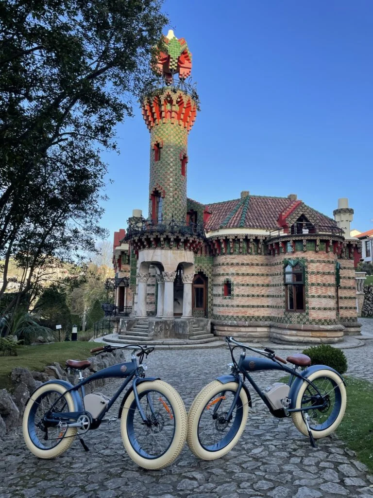visita guiada por el capricho de gaudi + tour en bici eléctrica por comillas