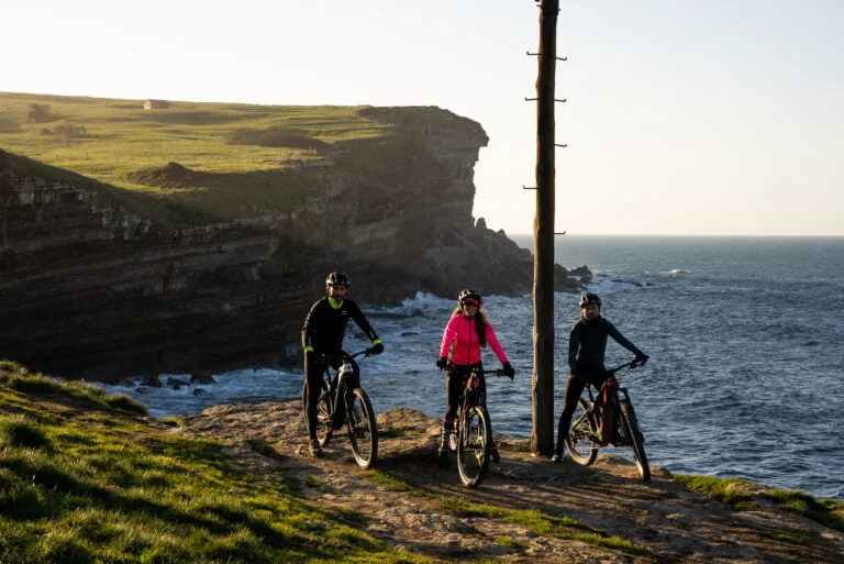 tour al acantilado el bolao desde comillas con bicicleta eléctrica de montaña