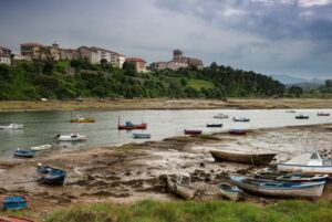 PAISAJE DE LA RIA DE SAN VICENTE DE LA BARQUERA CON LA IGLESIA DE SANTA MARIA DE LOS ANGELES
